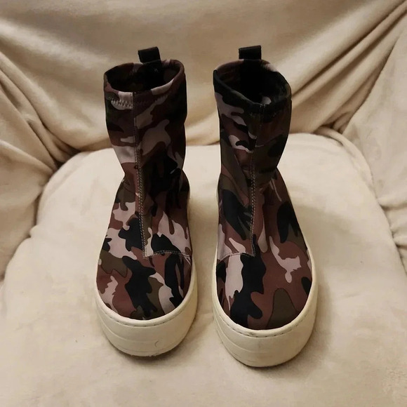J/Slides Green Camo Hero high-top platform sneakers Women's Size 10 - Picture 1 of 7